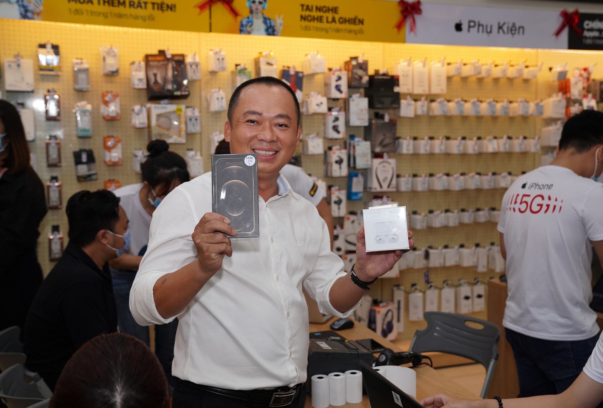 iPhone 12 chính thức mở bán tại Việt Nam, hàng trăm khách nhận máy trong đêm - ảnh 6