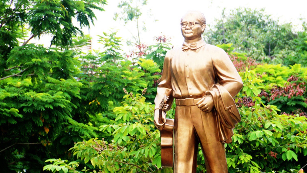Check in tại bức tượng Lưu Hữu Phước 