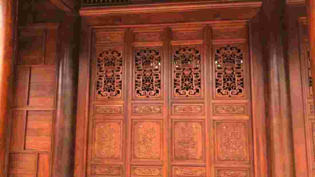 10 mẫu cửa gỗ nhà thờ đẹp - CafeLand.Vn