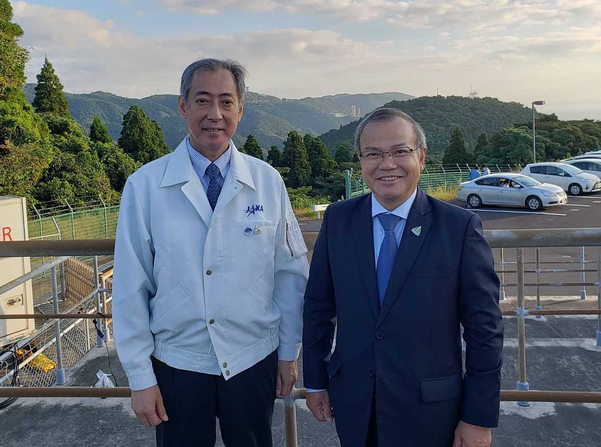 Đại sứ Vũ Hồng Nam (phải) và ông Yamakawa Hiroshi tại bãi phóng Uchinora. Ảnh: VT