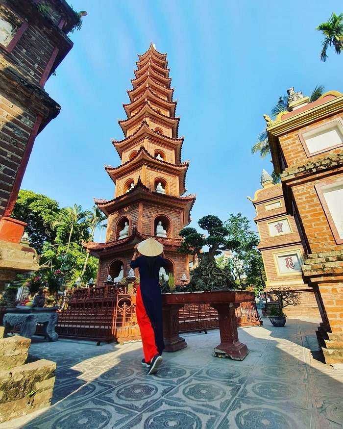 vãn cảnh chùa Trấn Quốc - điểm tham quan ở Hà Nội
