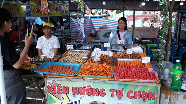 Đà Nẵng: “Hốt bạc” nhờ bán đồ ăn vặt ngày Tết - 3