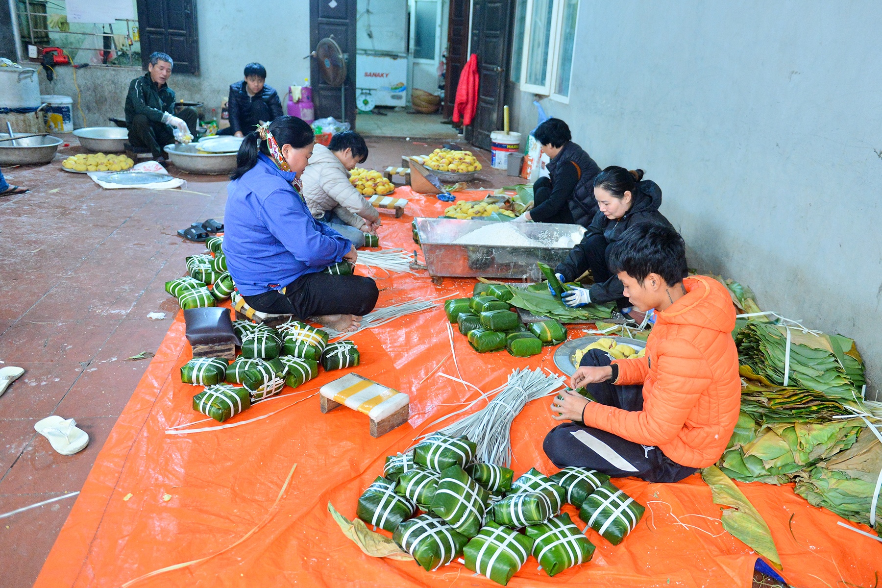 Thăm làng bánh chưng nổi tiếng Hà Nội ngày cận tết, 30 giây gói xong một chiếc - ảnh 1