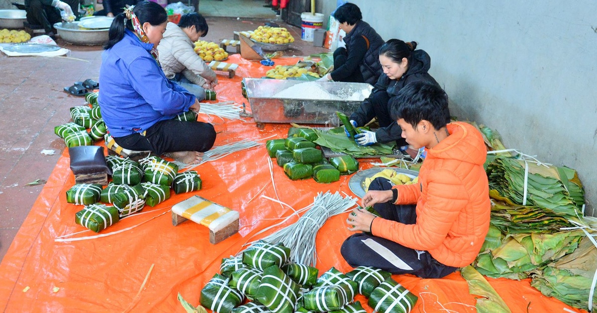 Thăm làng bánh chưng nổi tiếng Hà Nội ngày cận tết, 30 giây gói xong một chiếc