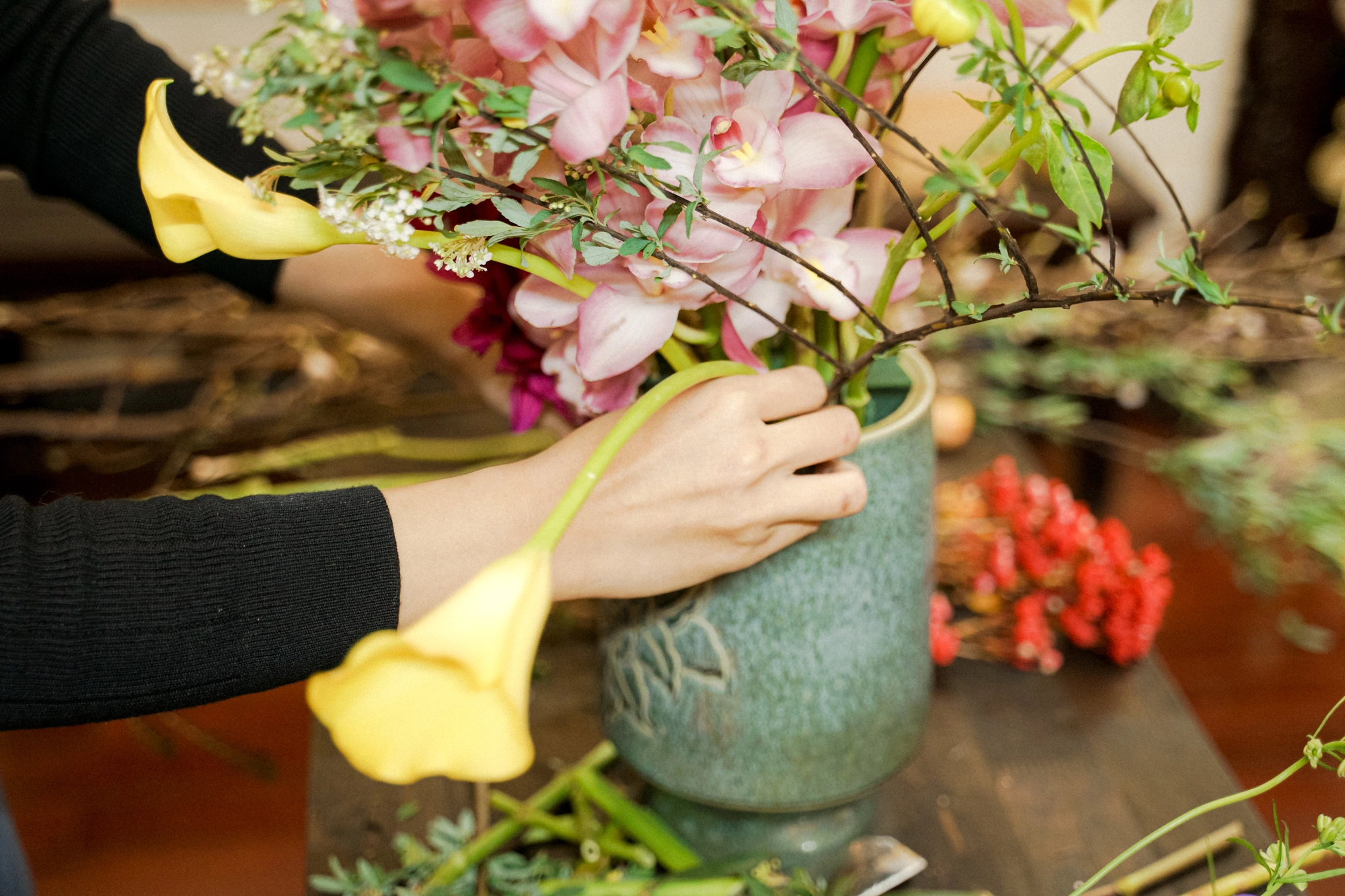 Hội chị em thích các loại hoa mới lạ thì cùng thử cách cắm bình hoa Tết này, đảm bảo ai cũng khen - Ảnh 4.