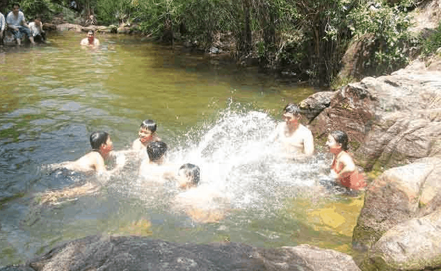 Du khách vui chơi thỏa thích tại Suối Trúc