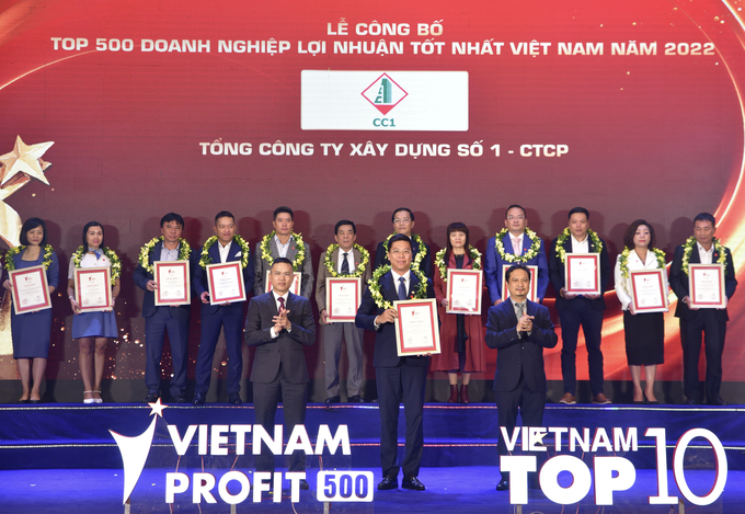 Ông Lê Bảo Anh - Phó Tổng giám đốc Tổng Công ty xây dựng số 1 - CTCP (CC1) đại diện Công ty nhận Giấy chứng nhận từ VNR.