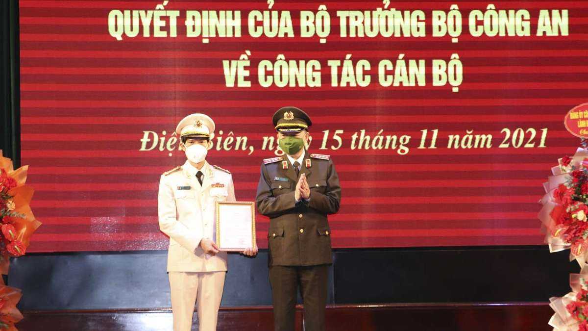 Đại tướng Tô Lâm, Ủy viên Bộ Chính trị, Bộ trưởng Bộ Công an trao quyết định cho Đại tá Ngô Thanh Bình
