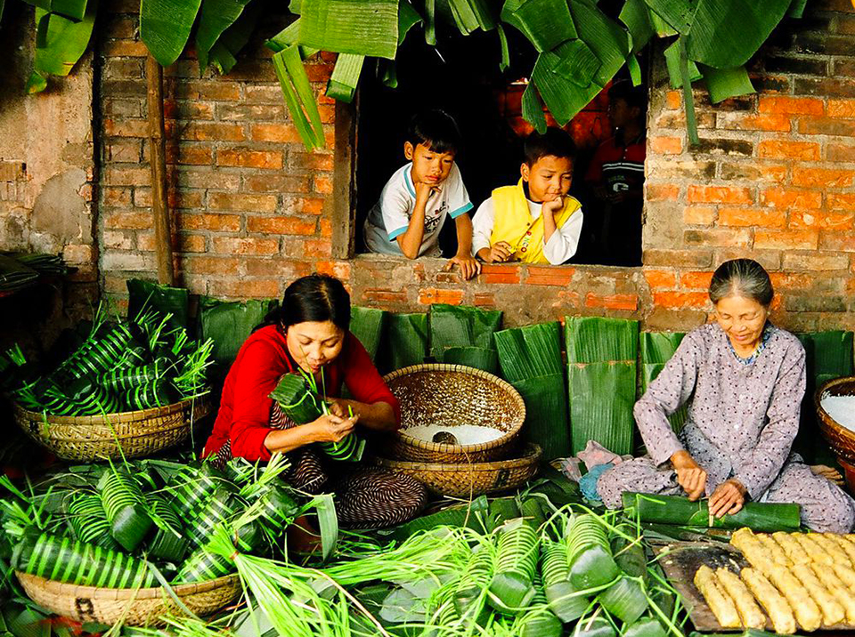 Gói bánh chưng, bánh tét, bánh giầy là một phần không thể thiếu của ngày Tết cổ truyền Việt Nam