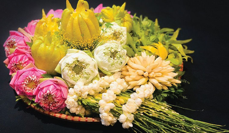 Gợi ý 10 loại hoa cúng Phật trang nghiêm và những lưu ý khi dâng hoa