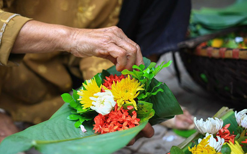 Dâng hoa đẹp thể hiện lòng thành kính và sự biết ơn đối với chư Phật, Bồ Tát