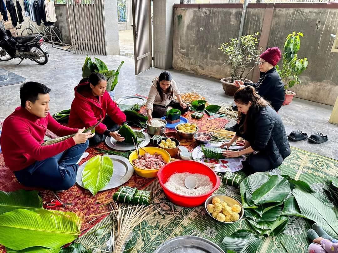 Quây quần gói bánh chưng xanh, giữ trọn dư vị ấm áp ngày Tết cổ truyền