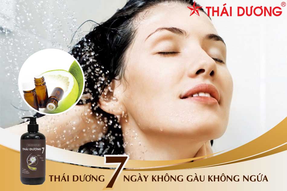 Gội đầu sau sinh bằng tinh dầu bưởi