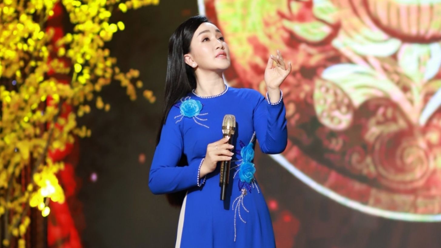 Hà Vân hát 'Quà xuân cho mẹ', kể kỷ niệm không thể về nhà đón giao thừa - ảnh 1