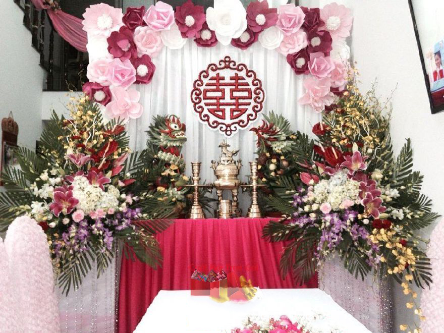 Hình ảnh cắm hoa bàn thờ tổ tiên với phông vải hồng sen, rồng phụng long đẹp nhất