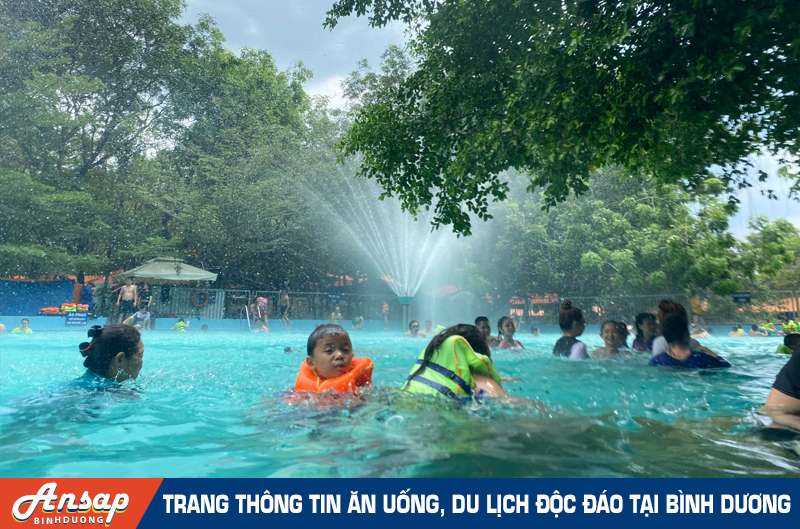 Hồ bơi người lớn tại Thủy Châu