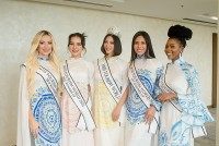 Hoa hậu Du lịch Thế giới 2022 và các Á hậu diện áo dài lụa gấm