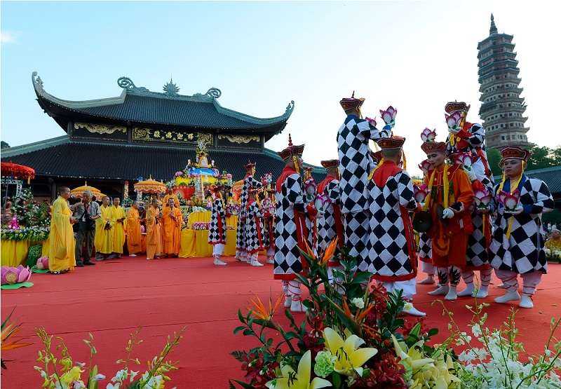 Du lịch Ninh Bình mùa xuân lễ hội