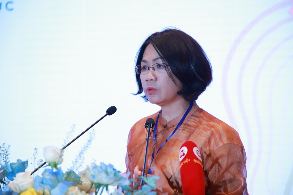 Bà Nguyễn Thị Thu Phương, Viện trưởng Viện Văn hóa nghệ thuật quốc gia Việt Nam phát biểu tại hội thảo