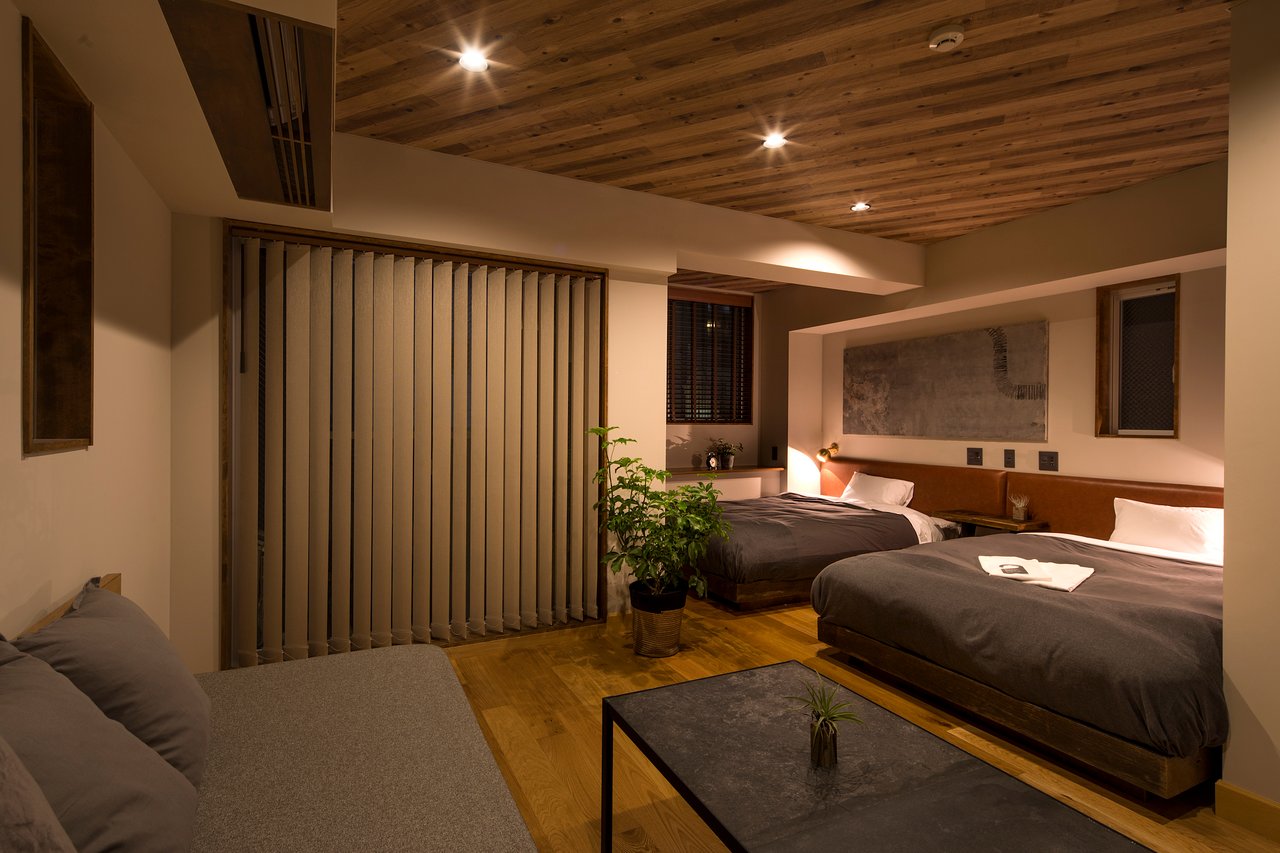 Căn phòng ngủ khách sạn sử dụng đèn âm trần cùng tông màu nâu mang lại không gian ấm cúng