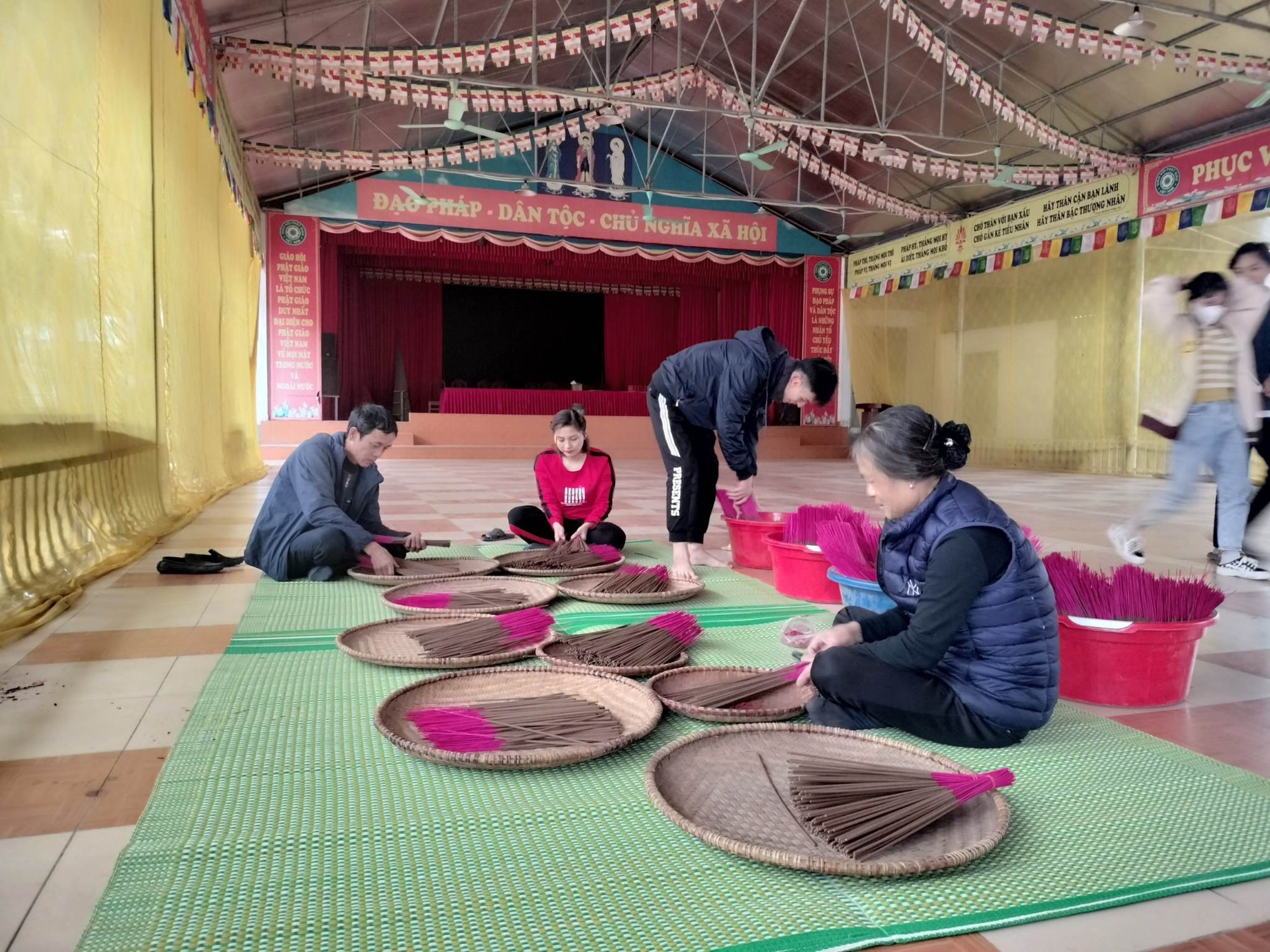 Người làm hương bài tất bật chạy đua với thời gian phục vụ Tết  - Ảnh 4.