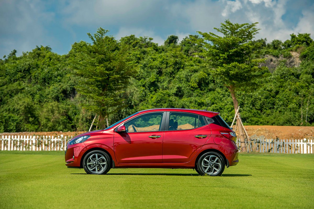 Thân xe Hyundai Grand i10 Hatchback 2021.