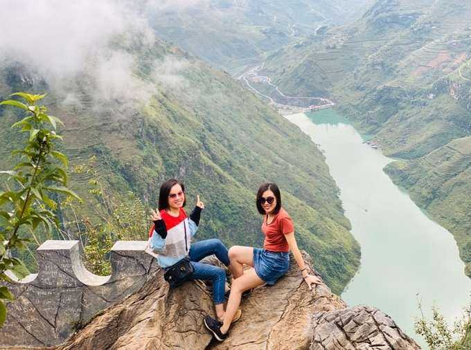 Du khách chụp ảnh bên dòng sông Nho Quế. Hà Giang nổi tiếng với những cảnh sắc thiên nhiên hùng vĩ Ảnh: Nguyễn Tùng
