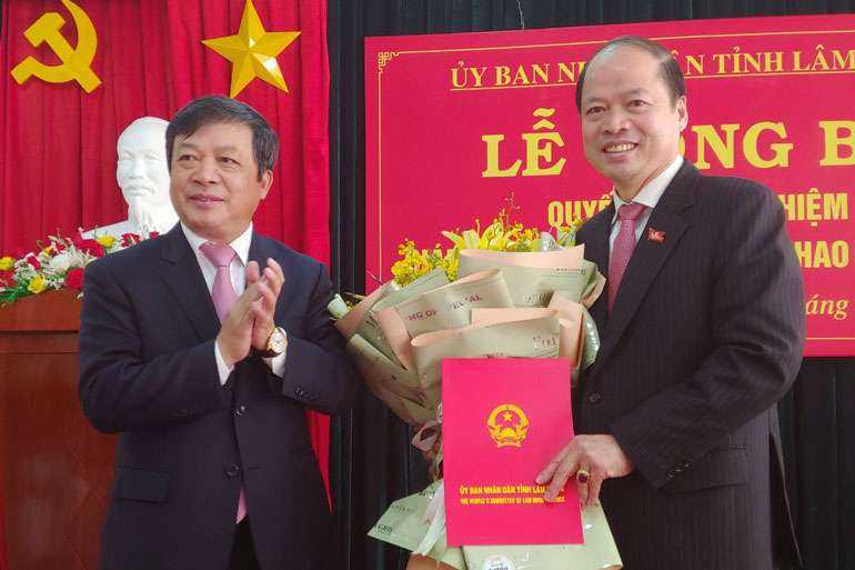 Đồng chí Đoàn Văn Việt - Chủ tịch UBND tỉnh trao quyết định điều động cho đồng chí Nguyễn Viết Vân