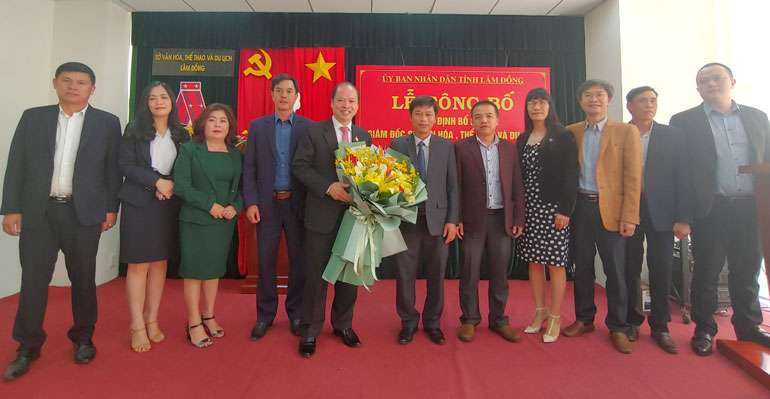 Đồng chí Nguyễn Viết Vân chia tay đội ngũ cán bô, công chức Sở Thông tin và Truyền thông tại buổi lễ