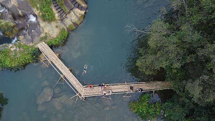 Cầu tre đi bộ trên suối tại thác Mơ đã được đầu tư xây dựng, nhưng, một số hạng mục nằm trong dự án vẫn còn dỡ dang do thiếu vốn. Ảnh: Ngọc Hải