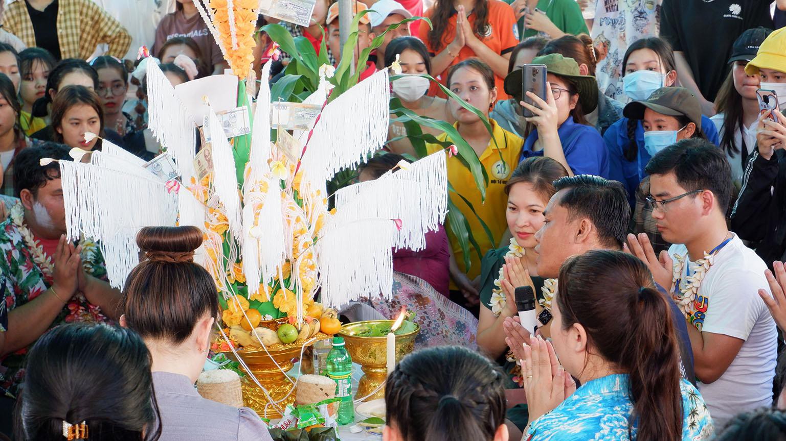 Sinh viên Lào vui Tết cổ truyền Bunpimay xa quê