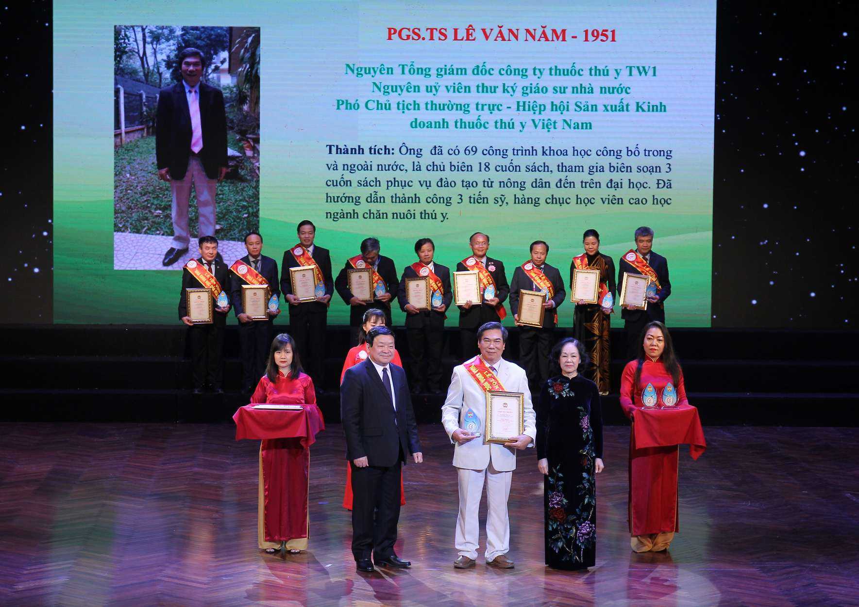 Trưởng ban Dân vận Trung ương Trương Thị Mai, Chủ tịch Trung ương Hội Nông dân Việt Nam Thào Xuân Sùng trao Bằng khen và Kỷ niệm chương cho các Nhà khoa học của nhà nông.