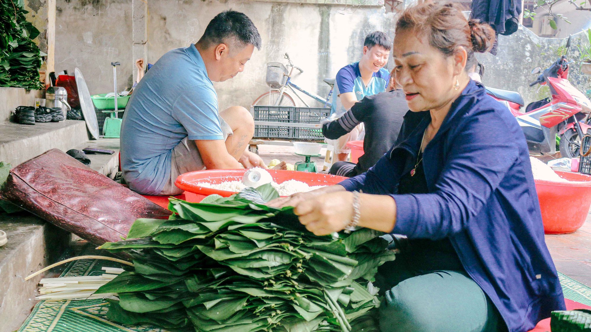 Làng bánh chưng Tranh Khúc tất bật vụ Tết, có gia đình truyền đời nhau qua 4 thế hệ - Ảnh 4.