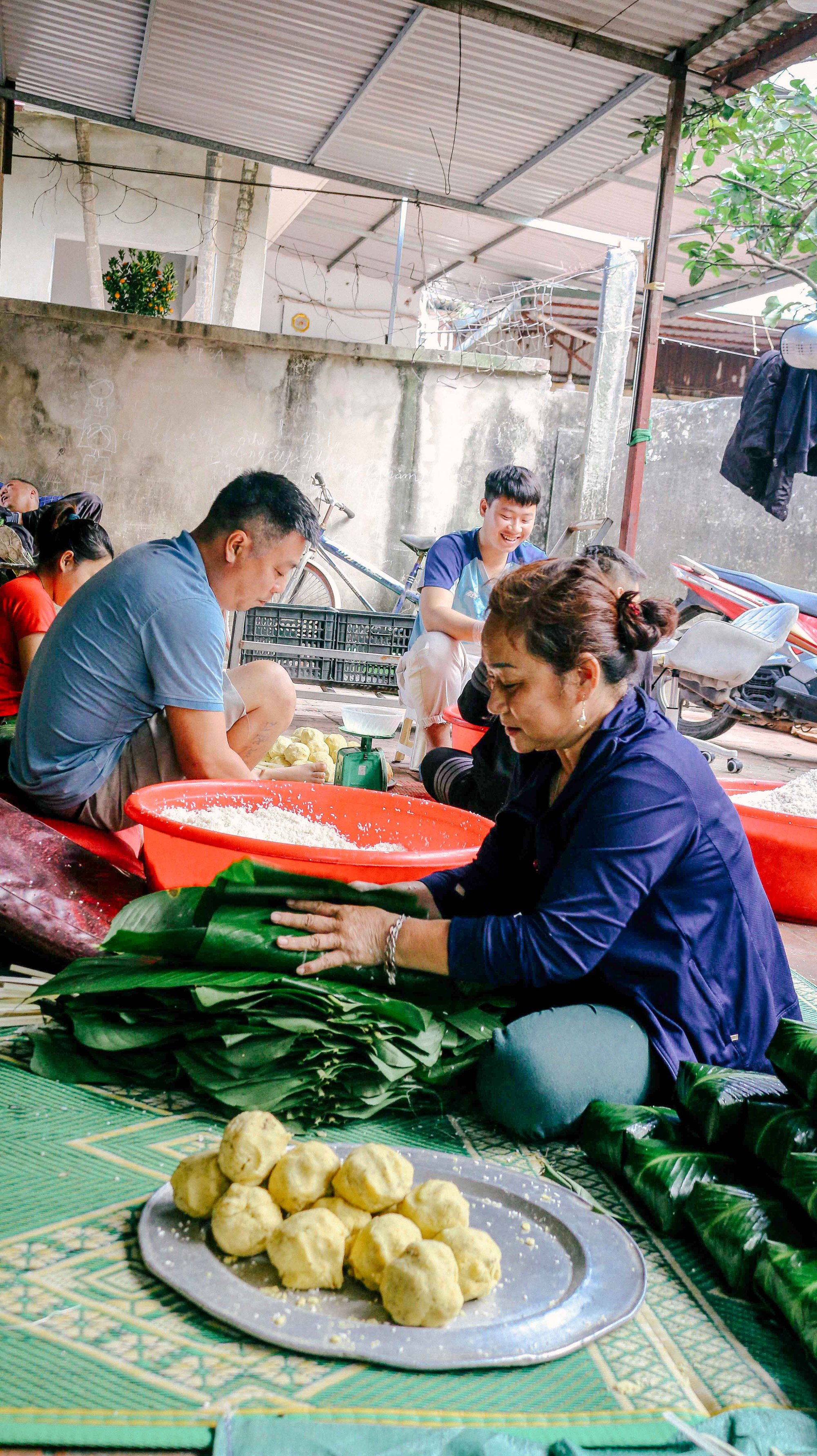 Làng bánh chưng Tranh Khúc tất bật vụ Tết, có gia đình truyền đời nhau qua 4 thế hệ - Ảnh 8.