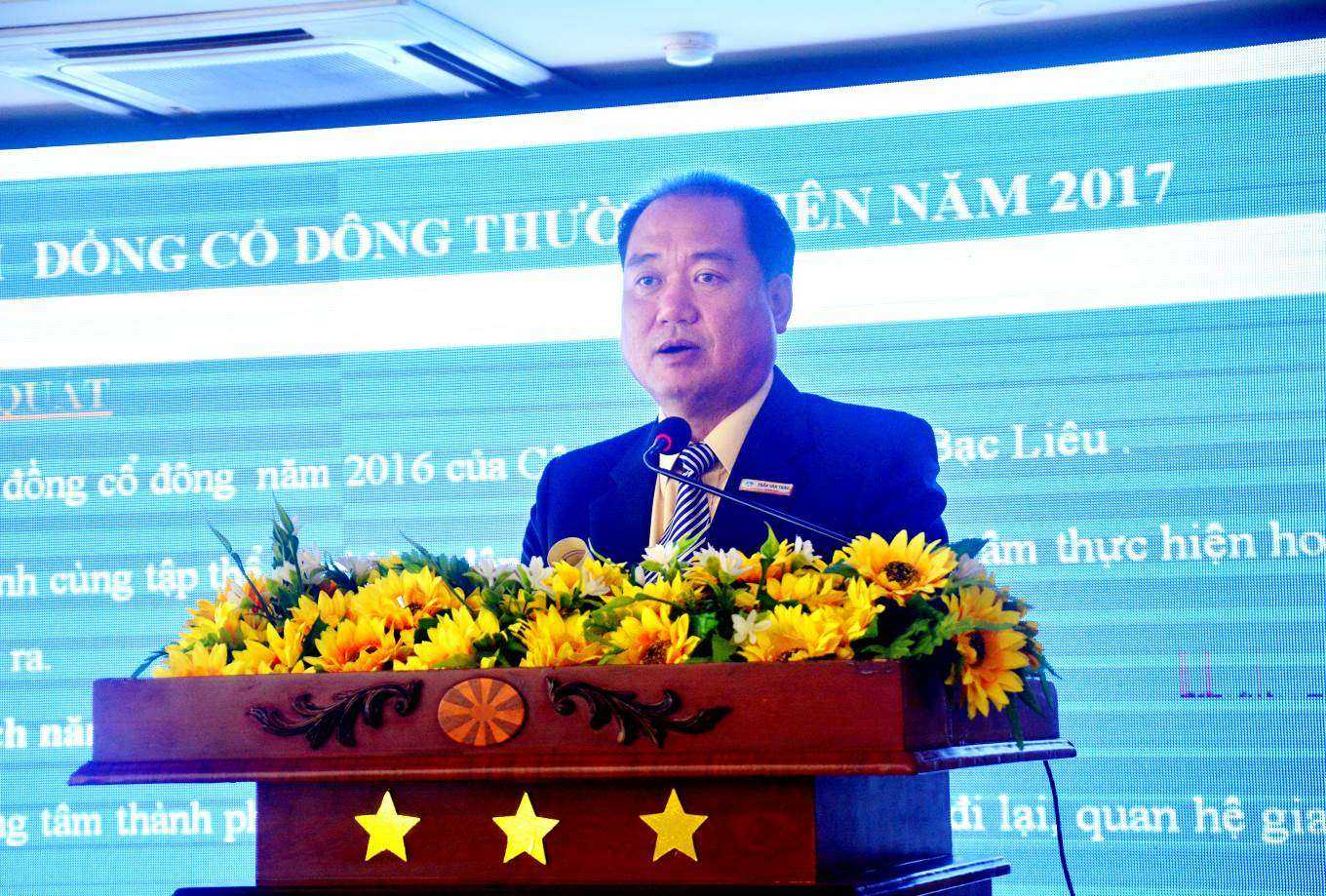 Ông Trần Văn Thảo – Giám Đốc Công Ty báo cáo tổng kết hoạt động kinh doanh 2016.