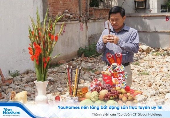 Để quá trình đọc văn khấn được trôi chảy và thuận lợi, chủ nhà có thể in sẵn hoặc viết văn khấn ra giấy.