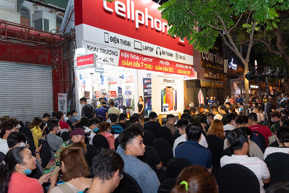 iPhone 12 chính thức mở bán tại Việt Nam, hàng trăm khách nhận máy trong đêm - ảnh 4