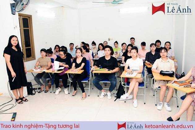 Lớp học kế toán tại trung tâm Lê Anh