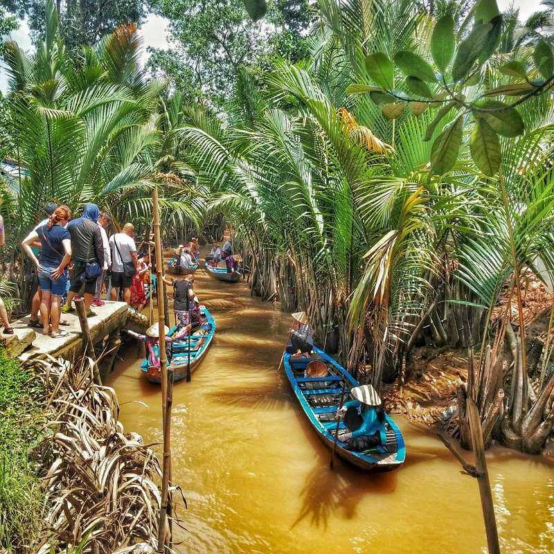 chèo thuyền tại khu du lịch cồn phụng bến tre