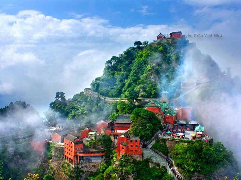 Biểu tượng của núi Võ Đang chính là ngôi đền vàng Kim Điện làm bằng đồng mạ vàng nặng đến 405 tấn, được xây dựng trên đỉnh núi vào năm 1416.