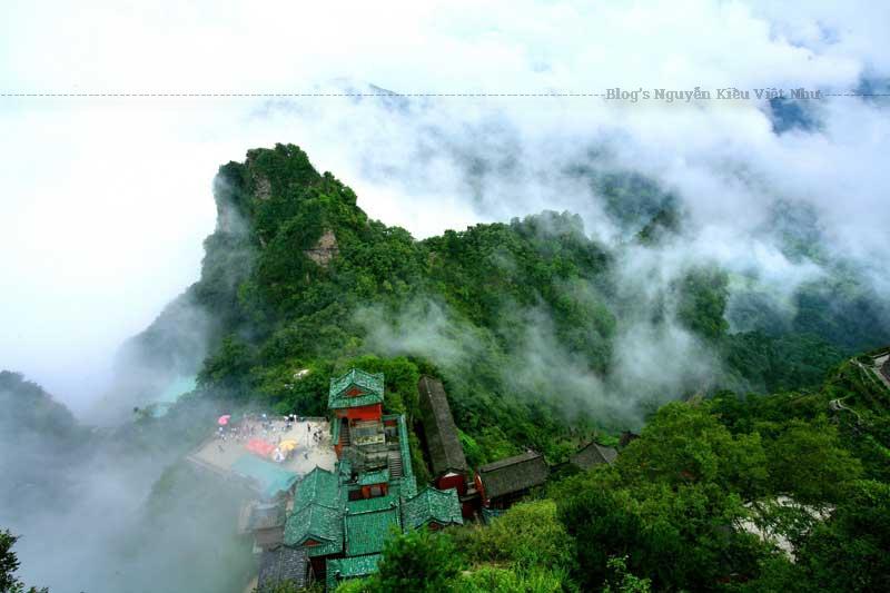 Nanyan (Nam Nham) cung nằm ở một trong những khu vực đẹp nhất núi Võ Đang. Trải qua các triều đại, ngôi đền vẫn toát lên vẻ cổ kính, trầm mặc và lộng lẫy.