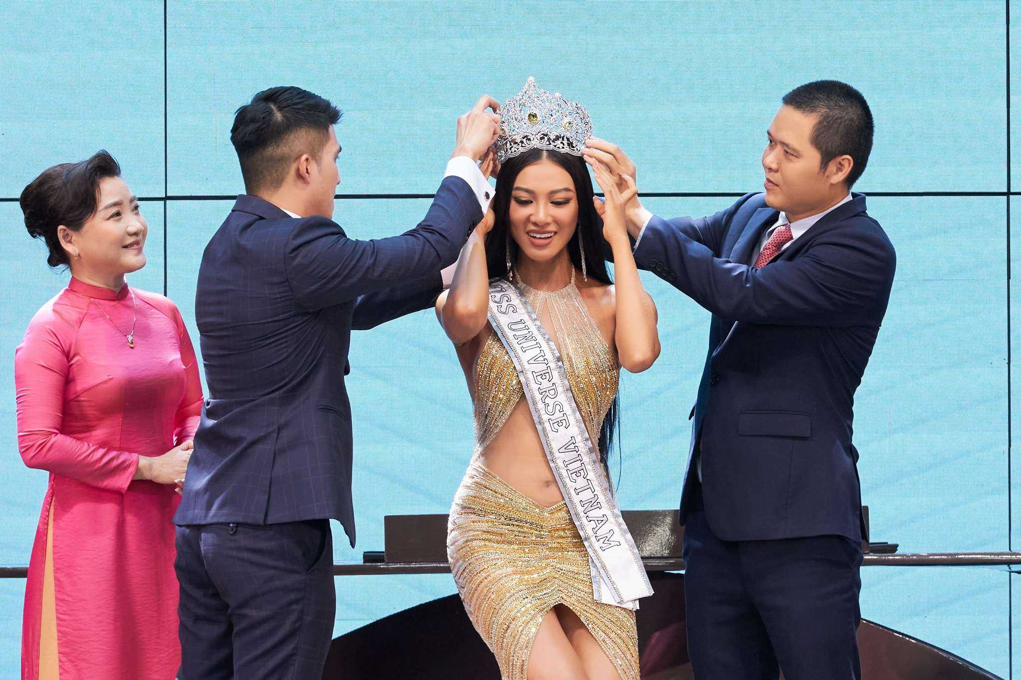 Á hậu Việt đầu tiên trong lịch sử được trao vương miện thi Hoa hậu Hoàn vũ - 2
