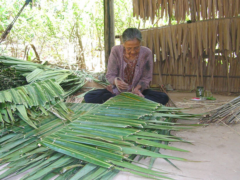 Lá dừa làm nguyên liệu lợp mái