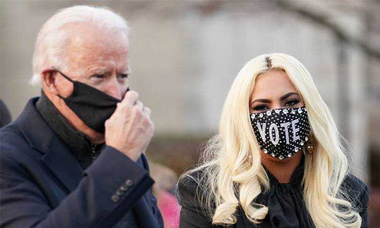 Lady Gaga (phải) đến ủng hộ buổi vận động tranh cử của Joe Biden ở Pennsylvania. Ảnh: Reuters.