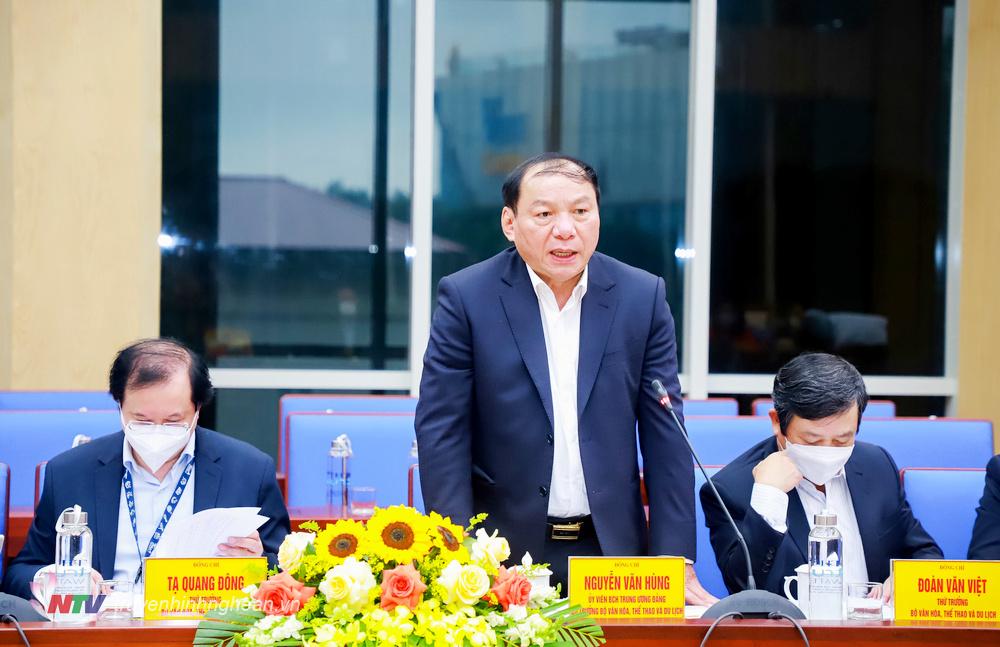 Bộ trưởng Bộ Văn hoá Thể thao và Du lịch Nguyễn Văn Hùng phát biểu tại cuộc làm việc. 