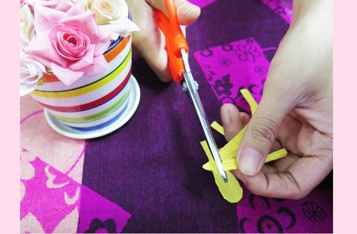 Làm cánh hoa mai – cách làm đồ trang trí Tết bằng giấy nhún