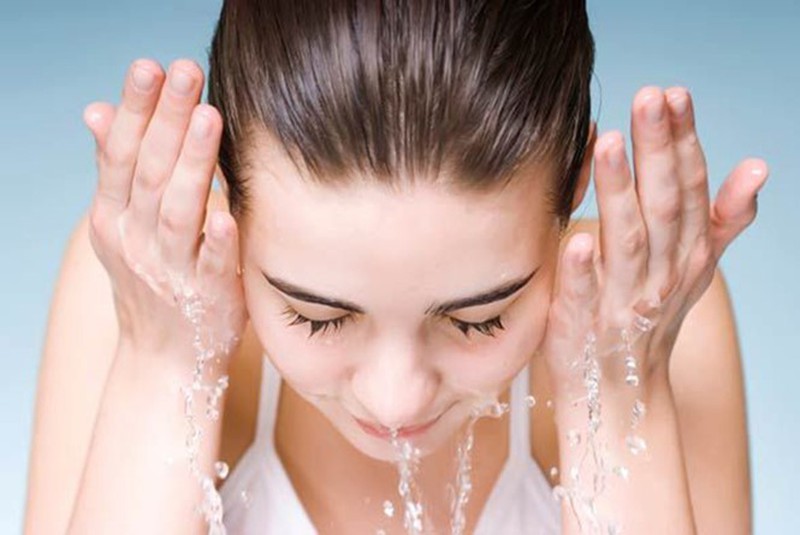 Làm sạch da mặt là một cần lưu ý khi bị dị ứng mỹ phẩm
