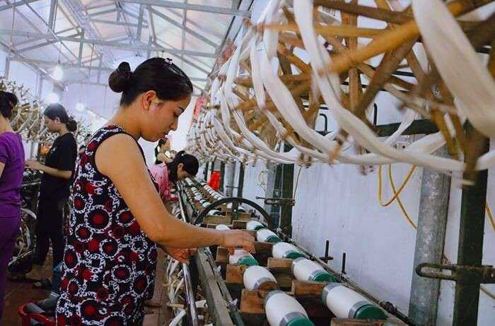 Làng tơ Cổ Chất đã đưa máy móc hiện đại sản xuất tơ lụa