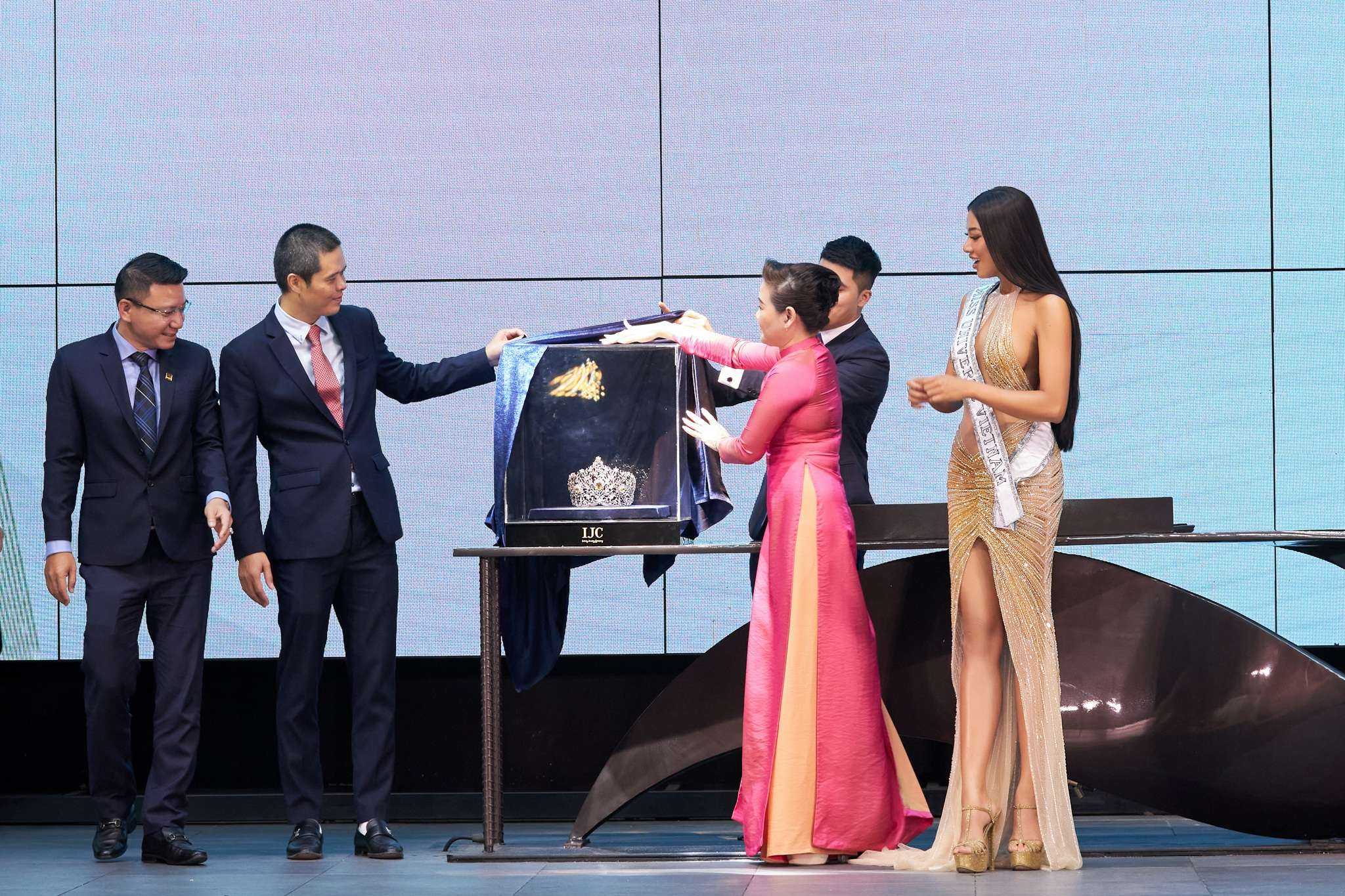 Á hậu Việt đầu tiên trong lịch sử được trao vương miện thi Hoa hậu Hoàn vũ - 1