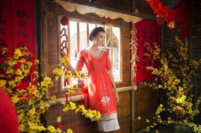Siêu mẫi Thanh Hằng đỏ rực rỡ trong một thiết kế áo dài cách tân của Sơn Collection - Ảnh: LÊ THIỆN VIỄN